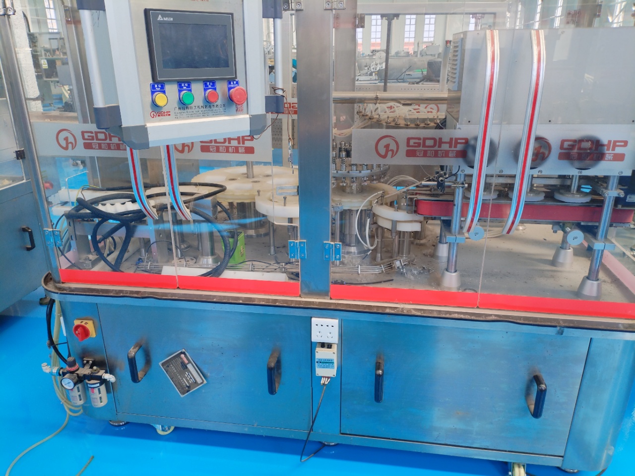 高速跟随式灌装旋盖一体机，全自动灌装锁盖一体机