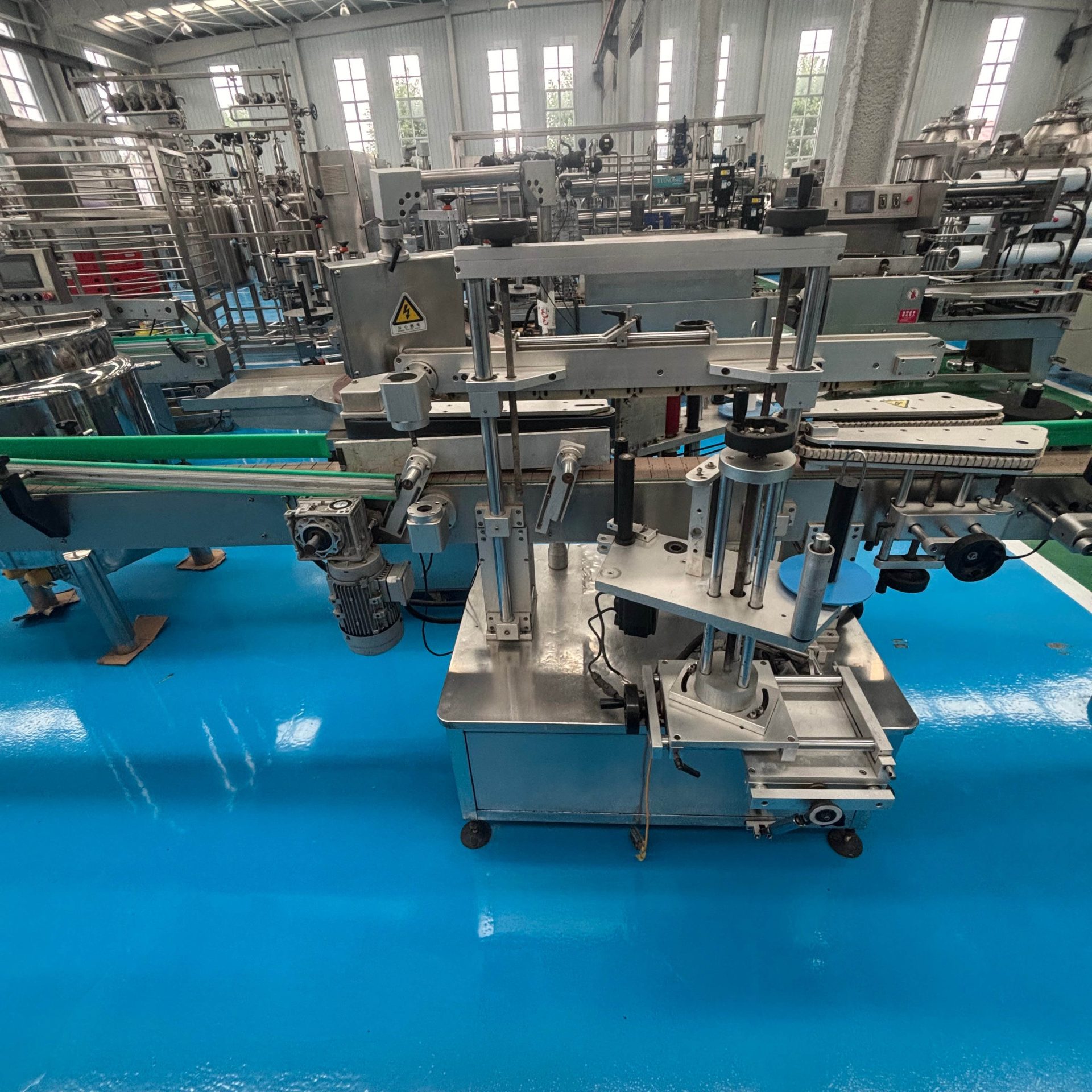 贴标机 自动给瓶粘贴标签设备