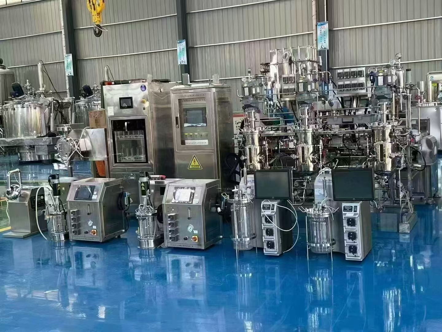 镇江东方：15升三联发酵1套. 镇江东方： 5升/7升 发酵各1套. 德国 艾本德：5升/7升发酵各1套. 青岛永合：自动洗瓶机1台. 北京天利：TWM200粉碎机1套 ​